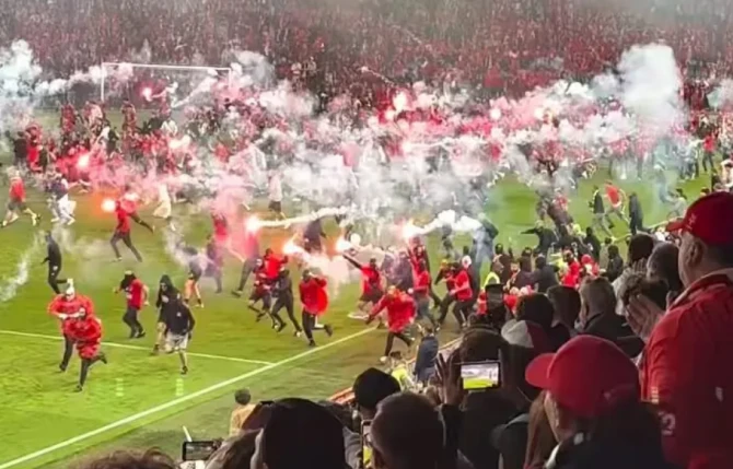 Slavia Prague nguy cơ mất ngôi vương vì CĐV làm bạo loạn