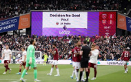 Keane và Schmeichel tranh cãi vụ VAR tước bàn của West Ham