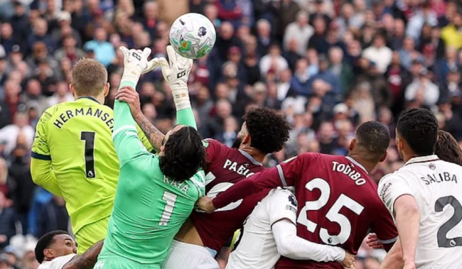Schmeichel chỉ trích dữ dội VAR vì tước bàn thắng của West Ham