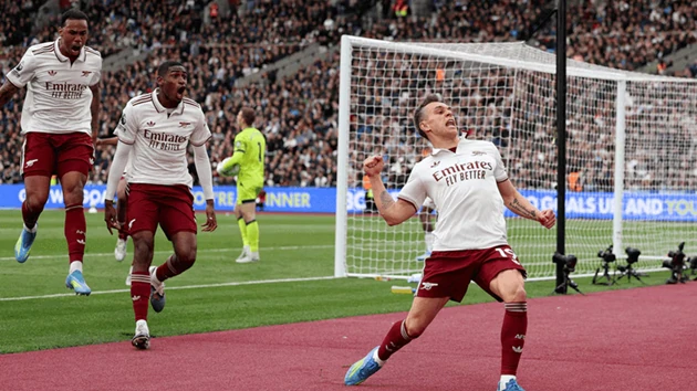 Trossard ngả mũ trước Odegaard sau trận thắng West Ham