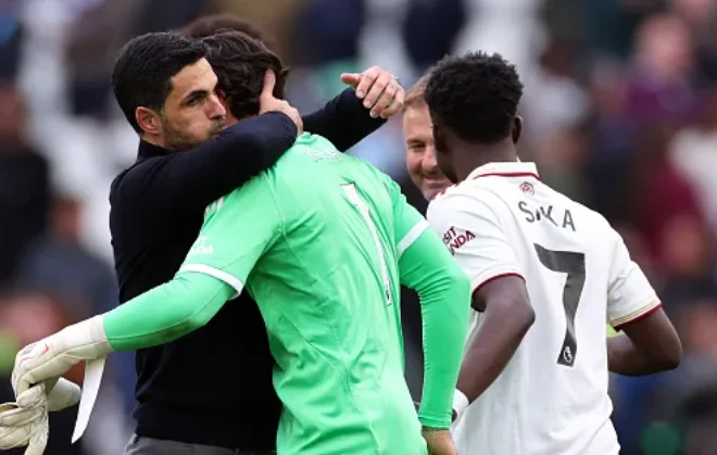 Carragher khen Arteta dũng cảm khi chọn Raya, loại Ramsdale