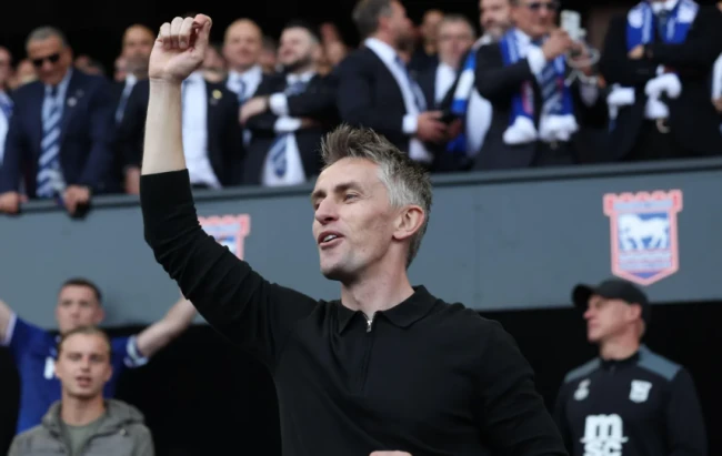 HLV Kieran McKenna rục rịch ra đi, Fulham và Palace tranh giành