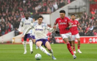 Unai Emery hồi sinh Victor Lindelof ở vị trí tiền vệ