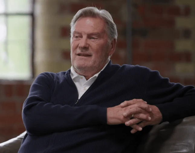 Hoddle khuyên Chelsea đón sao Man City dẹp loạn phòng thay đồ
