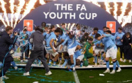 Bục vinh quang đổ sập khi U18 Man City ăn mừng vô địch FA Youth Cup