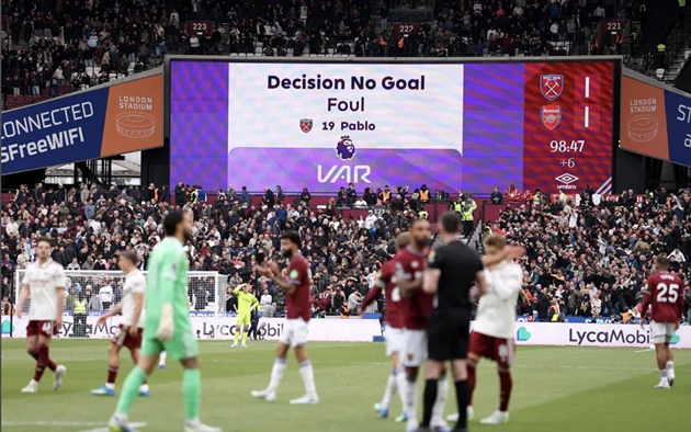 FA trừng phạt HLV West Ham sau bê bối VAR trận Arsenal