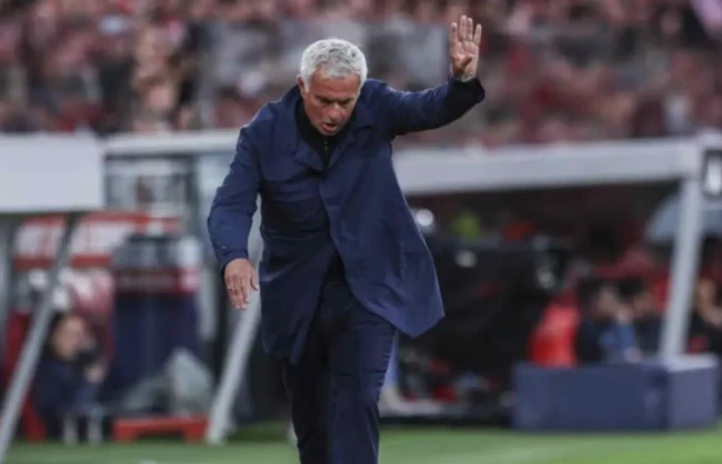 Jose Mourinho tái xuất cứu vãn mớ hỗn độn tại Real Madrid