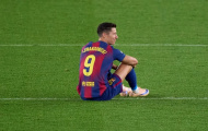 Lewandowski ngồi một mình giữa sân Camp Nou khi chia tay Barca