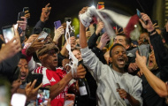 Arsenal lên ngôi, Ian Wright bật champagne ăn mừng