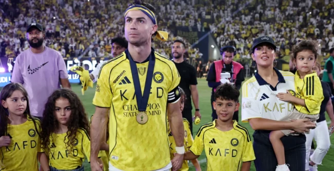 Ronaldo hòa nhịp cùng fan ăn mừng chức vô địch của Al-Nassr