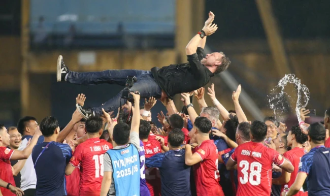 CAHN thống trị V.League và sự khát khao vươn ra biển lớn