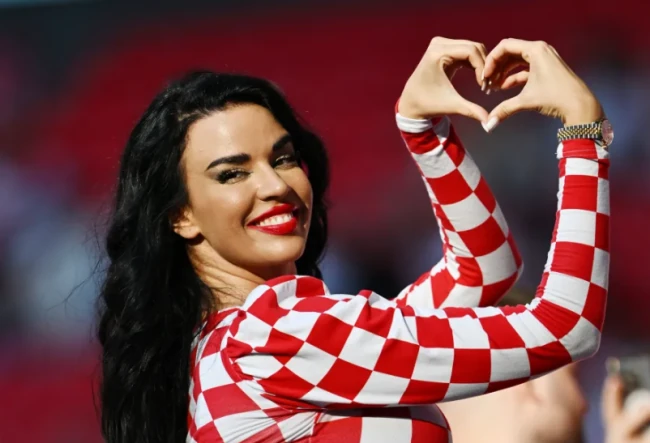 Ivana Knoll ra mắt ca khúc World Cup gây tranh cãi