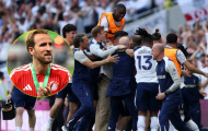 Harry Kane chúc mừng khi Tottenham thoát cảnh xuống hạng