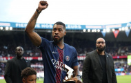 Kimpembe vinh dự mang cúp ra sân ở chung kết C1 của PSG
