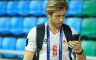 Stefan Mauk chống lại đội bóng cũ Adelaide ở cúp C1