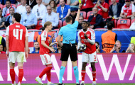 Vì sao Mosquera của Arsenal tránh được thẻ đỏ trước PSG?
