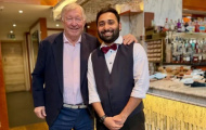 Fan MU vỡ òa khi thấy Sir Alex khỏe mạnh tái xuất