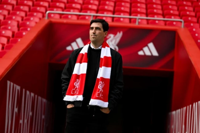 Carragher lo ngại Liverpool chọn Iraola vội vàng
