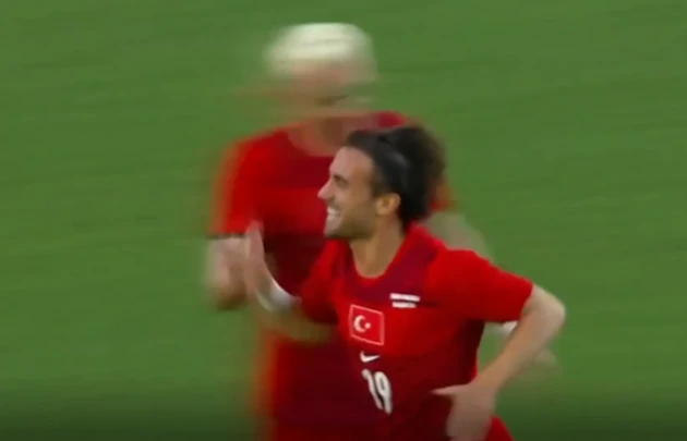 Thổ Nhĩ Kỳ lội ngược dòng hạ Venezuela 2-1