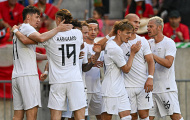 Odegaard giải thích lý do giơ 4 ngón tay trêu đùa HLV Solbakken