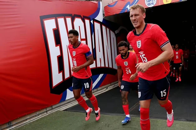 Dan Burn làm quen thời tiết World Cup tại Disneyland