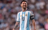 Messi ngỡ ngàng khi gặp lại con trai đồng đội cũ tại Barca