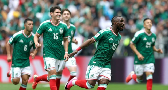 Mexico đánh bại Nam Phi trong trận cầu có 3 thẻ đỏ