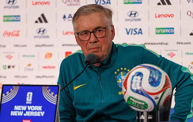 Ancelotti tìm lời giải cho hành lang cánh phải của Brazil