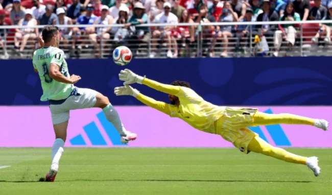 Gary Neville bức xúc vì sự thiếu minh bạch của VAR và FIFA