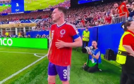 Andy Robertson dùng chiêu độc lách luật ném biên của FIFA
