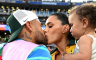 Bạn gái Neymar gây bão trên khán đài World Cup