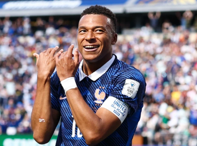 Kylian Mbappe trở thành vị 'vua mới' của bóng đá Pháp như thế nào?
