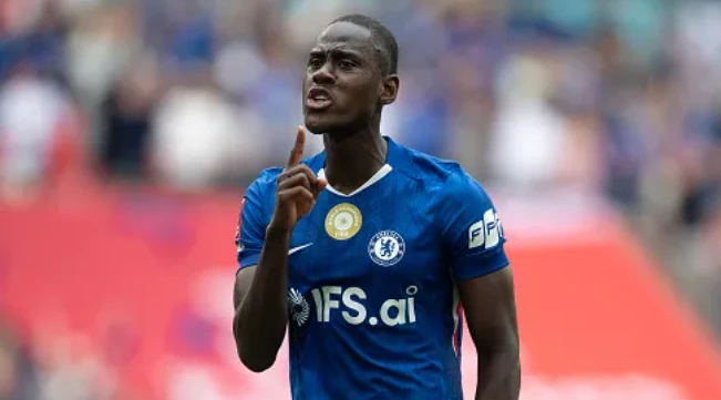 Rooney khó hiểu khi Tuchel chọn Chalobah thay Livramento