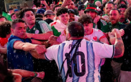Cách xa SVĐ 1.200 dặm, CĐV Argentina và Algeria vẫn đánh nhau