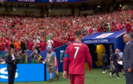 Ronaldo bỏ vào đường hầm trong lúc đồng đội tri ân NHM