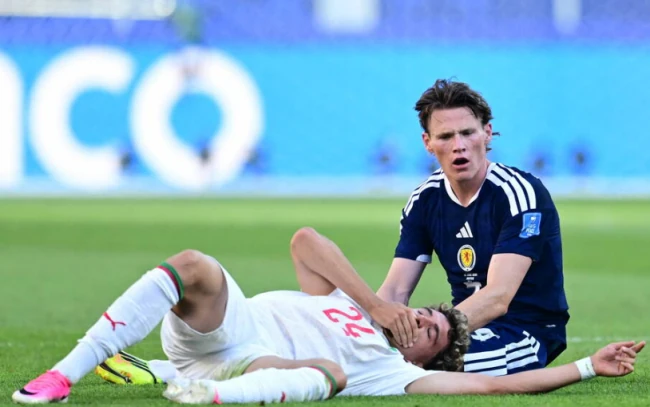 Neil El Aynaoui đổ máu sau pha va chạm với McTominay