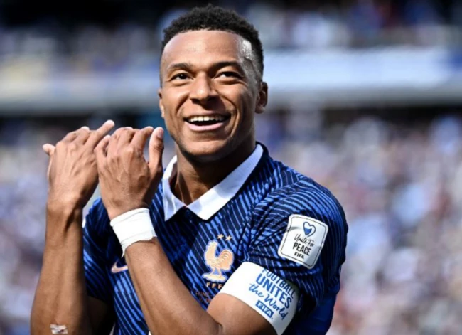 HLV Iraq muốn dùng 3 thủ môn để ngăn chặn Mbappe