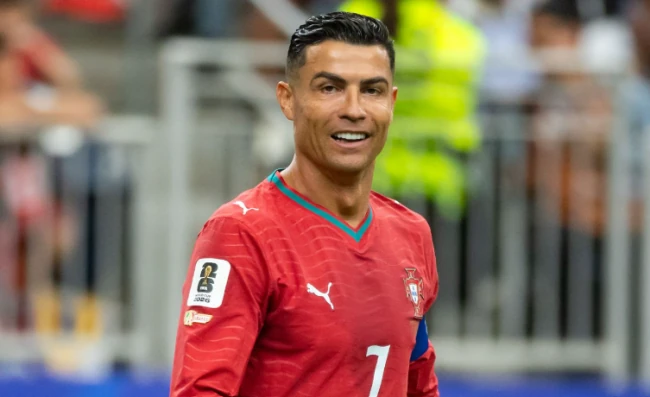 Martinez bảo vệ Ronaldo trước làn sóng chỉ trích