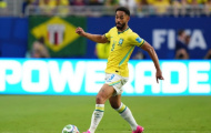 Cunha ôm khích lệ sao trẻ MU trước khi Brazil đè bẹp Scotland