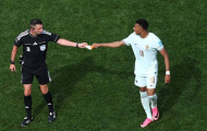 Mbappe trao băng đội trưởng cho trọng tài Anthony Taylor