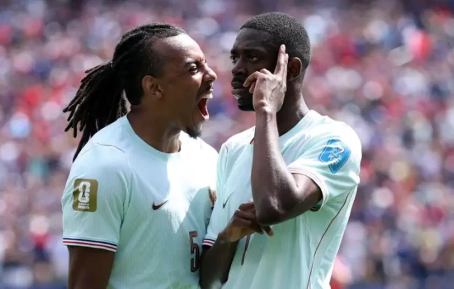 Ousmane Dembele muốn tuyển Pháp giữ đôi chân trên mặt đất