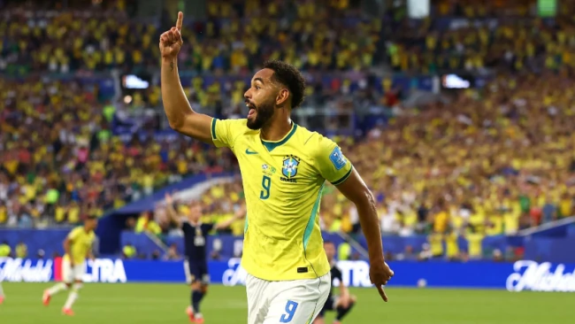 Matheus Cunha biến hóa thành số 9 rưỡi độc đáo của Brazil