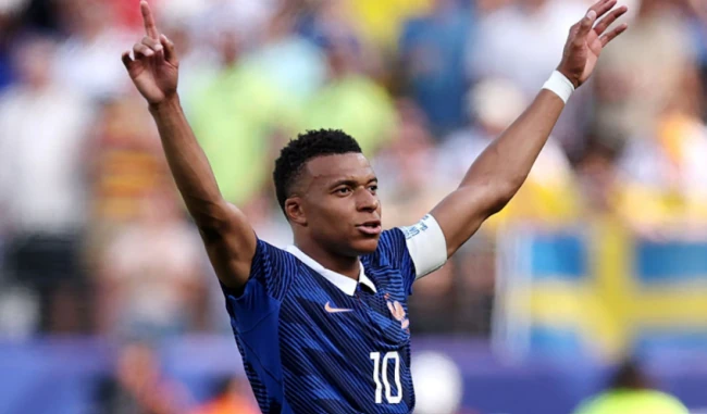 Mbappe bước qua cái bóng của Ronaldo Nazario tại World Cup