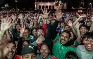 Người hâm mộ Mexico đổ xuống đường ăn mừng chiến thắng lịch sử