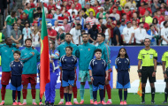 Lý do Ronaldo đứng nghiêng khi hát quốc ca Bồ Đào Nha