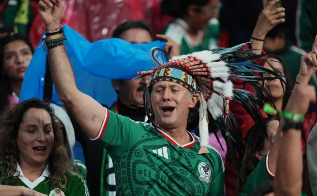 Tam Sư dùng kế lạ đấu lại đòn quấy rối của cổ động viên Mexico