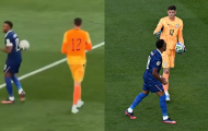 Bị từ chối bắt tay, thủ môn Paraguay ném bóng vào Mbappe