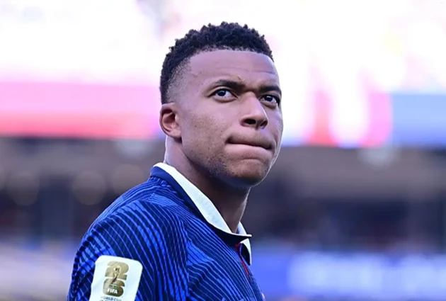 Cử chỉ của Mbappe với fan nữ gây sốt mạng xã hội
