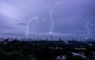 Sét đánh trúng sân bóng khiến một cầu thủ Malaysia tử vong