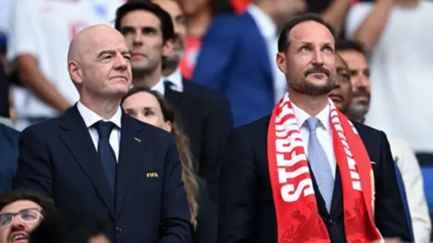 Fan Anh nổi giận vì Chủ tịch FIFA ngồi cùng Thái tử Na Uy